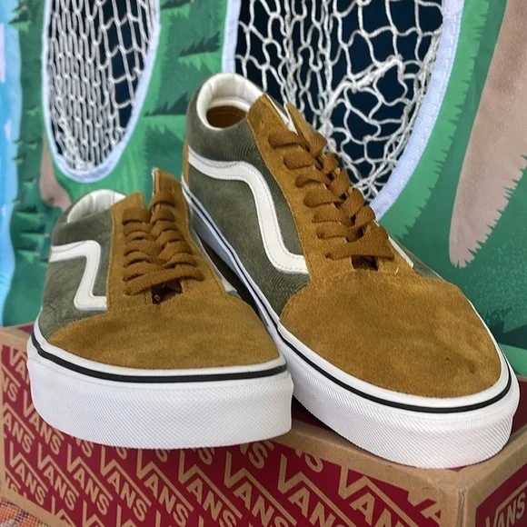 Vans Men’s Old Skool
Mini Cord Green/Brown
VN000ZNIT20A
Sneakers
 Corduroy - Picture 7 of 16